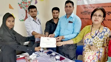 প্রশিক্ষণে অংশগ্রহণকারী গ্রাজুয়েটদের মাঝে সার্টিফিকেট বিতরণ