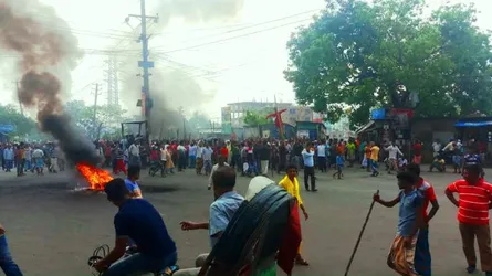 আগুন জ্বালিয়ে ফের শ্রমিকদের সড়ক অবরোধ