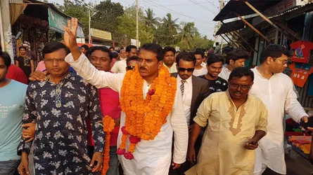 নেতাকর্মীদের সাথে নব-নির্বাচিত উপজেলা চেয়ারম্যানের শুভেচ্ছা বিনিময়