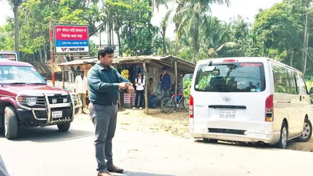 পরীক্ষার্থীদের সুবিধার্থে এনজিওর গাড়ি আটকে দিলেন উখিয়ার ইউএনও