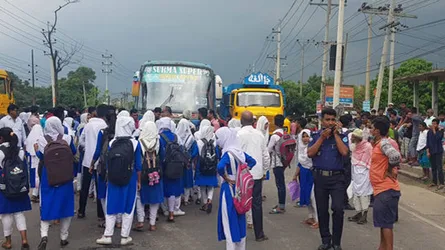 স্কুলছাত্রী নিহতের ঘটনায় ঢাকা-চট্রগ্রাম মহাসড়ক অবরোধ