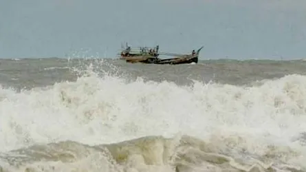 সেন্টমার্টিন উপকূলে মাছধরার ৫ ট্রলার ডুবে নিখোঁজ ১৪ জেলে