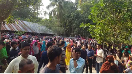নুসরাতকে শেষ বিদায় জানাতে সোনাগাজীতে মানুষের ঢল