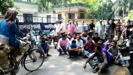 রামগঞ্জে মিল্ক ভিটা কারাখানা স্থানান্তরের প্রতিবাদে খামারীদের সড়ক অবরোধ