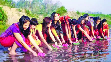 বর্ষবরণে সাংঙ্গু নদীতে ফুল ভাসাল তঞ্চঙ্গ্যা তরুণীরা