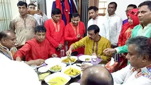 এক টেবিলে শামীম ওসমান ও এসপি হারুন : শান্তির বার্তা নতুন বছরের প্রথম দি‌নে