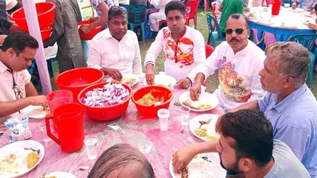 ৫ হাজার মানুষকে পান্তা-ইলিশ খাওয়ালো আওয়ামী লীগ