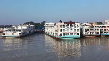 বরিশালে অনির্দিষ্টকালের কর্মবিরতিতে নৌযান শ্রমিকরা, যাত্রীদের দুর্ভোগ