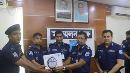 ঢাকা বিভাগের শ্রেষ্ঠ এসআই আজাদ