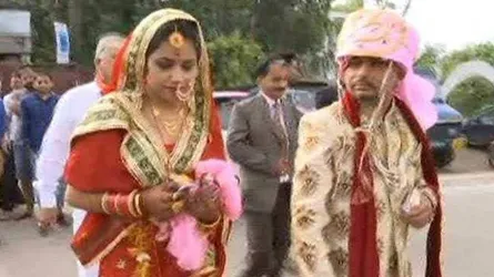 বিয়ের আসর থেকে ভোটকেন্দ্রে নবদম্পতি