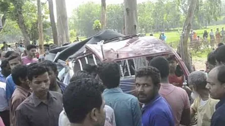 দিনাজপুরে বাসের ধাক্কায় অটোরিকশাযাত্রী বাবা-মেয়েসহ নিহত ৩