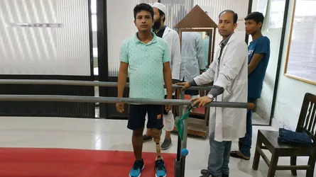 কৃত্রিম পায়ে নতুন জীবনে ফিরলো রাসেল