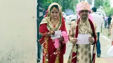 বিয়ের পোশাক পরেই ভোট দিলেন কাশ্মীরি নবদম্পতি