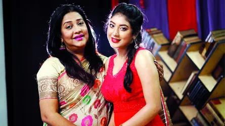 সুবর্ণা-নীলার লুকোচুরি  গল্প