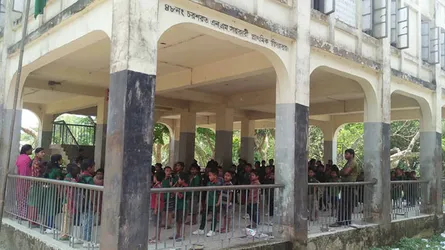 শিক্ষক বাবা-মেয়ে-জামাই, ক্লাস নেন দফতরি!