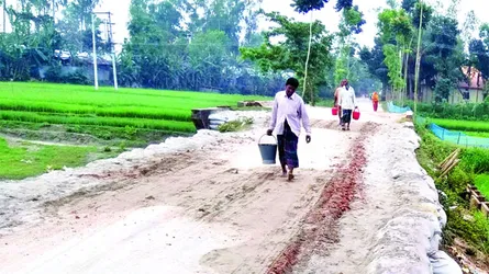 সারিয়াকান্দি পৌরসভায় বালুর বস্তা দিয়ে রাস্তা মেরামত : স্থায়িত্ব নিয়ে প্রশ্ন