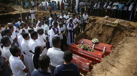 শ্রীলঙ্কায় নিহতের সংখ্যা বেড়ে ৩১০, দেয়া হচ্ছে গণকবর
