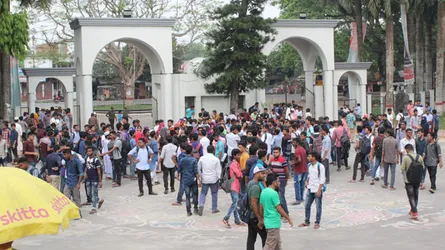 ‘শিক্ষাবান্ধব ফি চাই’ আন্দোলনে ইবি শিক্ষার্থীরা