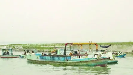 মুন্সীগঞ্জে খাস জমির মাটি কেটে বিক্রি  ভাঙন আতঙ্কে তিন গ্রামের মানুষ