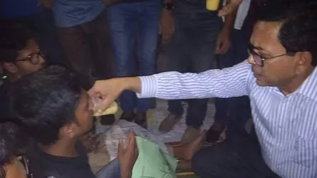আশ্বাসে অনশন ভাঙলেন ঢাকা কলেজের শিক্ষার্থীরা