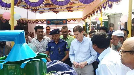গৌরীপুরে ধান শুকানোর মেশিন তৈরীর কারখানা পরিদর্শন মার্কিন রাষ্ট্রদূতের