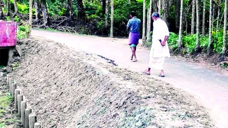 মিরসরাইয়ে সড়ক নির্মাণের দুই মাসেই একাধিক ফাটল
