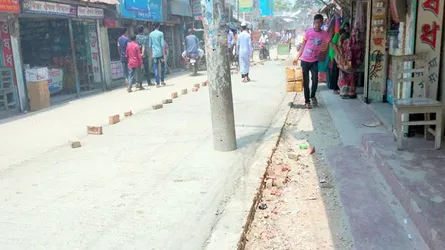 সড়কে বিদ্যুতের খুঁটি রেখেই ঢালাই