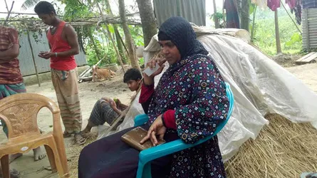 বিয়ের দাবিতে প্রেমিকের বাড়িতে অনশন