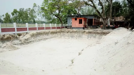 জমি আছে, বরাদ্দ আছে, তবুও বিদ্যালয়ের ভবন নির্মাণে বাধা