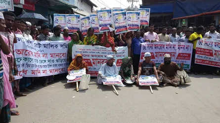 ইলিশ ধরার ৬৫ দিনের অবরোধ প্রত্যাহারের দাবিতে পাথরঘাটায় মানববন্ধন