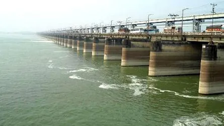 উজানে ভারত পানি সরিয়ে নেয়ায় বাংলাদেশের নদীগুলো মরে যাচ্ছে