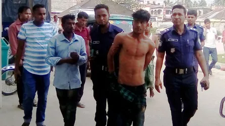 বখাটেকে গণধোলাই দিয়ে পুলিশে সোপর্দ