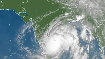 ঘূর্ণিঝড়ে পরিণত নিম্নচাপ