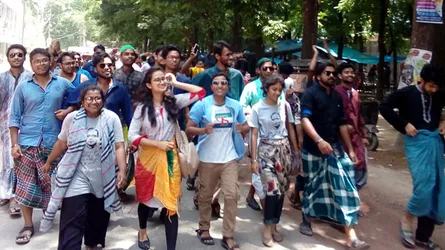রাজশাহী বিশ্ববিদ্যালয়ের শিক্ষার্থীদের লুঙ্গি মিছিল