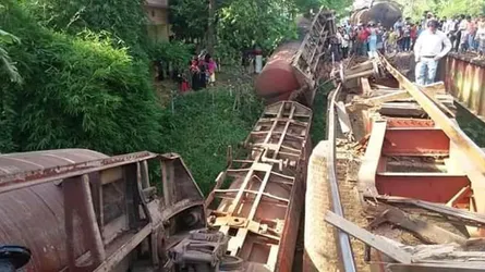 রেলসেতু ভেঙে ওয়াগন খালে : ঝুঁকিতে হালদা নদী