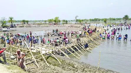 সাতক্ষীরার খোলপেটুয়া নদীর কোলা পয়েন্টে বিকল্প রিং বাঁধ নির্মাণ