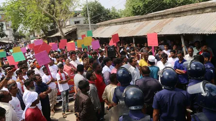 সিংড়ায় মে দিবসের র‌্যালিতে পুলিশের বাধা : রাতারাতি সভাস্থলের মঞ্চ গায়েব