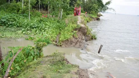বেড়িবাধ ভেঙ্গে লঞ্চঘাট এলাকা প্লাবিত