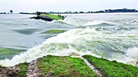 বেড়িবাঁধ ভাঙ্গার উপক্রম হলেই কন্ট্রোল রুমে জানানোর অনুরোধ