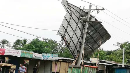 ফেনীতে ‘ফণী’র ছোবলে বিধ্বস্ত শতাধিক ঘরবাড়ি