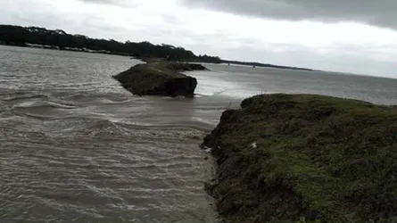 শরণখোলায় বেরিবাঁধ ভেঙ্গে ৬ গ্রাম প্লাবিত, পানিবন্দী অর্ধ-সহস্রাধিক পরিবার