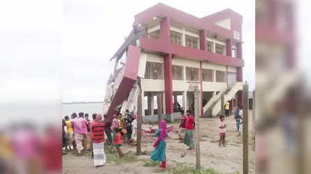 নদীগর্ভে সরকারি প্রাথমিক বিদ্যালয়