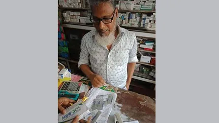 ঢা‌বির সিলযুক্ত বিনামূ‌ল্যের ওষুধ বিক্রি করায় দোকান মা‌লিক আটক