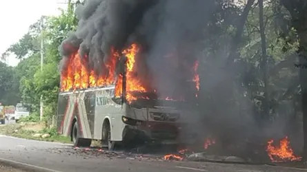 কক্সবাজারে বাসের ধাক্কায় স্কুলছাত্র নিহত : বিক্ষুব্ধ শিক্ষার্থীদের বাসে আগুন