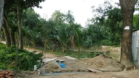 রাস্তা দখল করে আ’লীগ নেতার ভাইয়ের গেট নির্মাণ