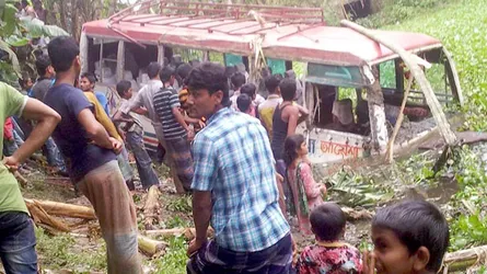 বাস খাদে পড়ে নিহত ৩, আহত ২০