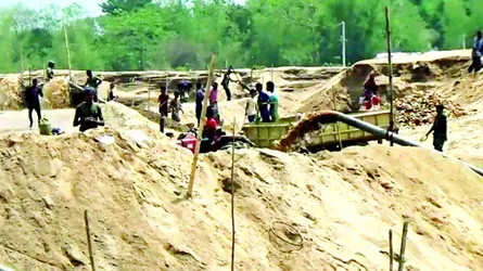 সুনামগঞ্জে যাদুকাটা নদীতে চলছে বালু-পাথর উত্তোলনের মহোৎসব