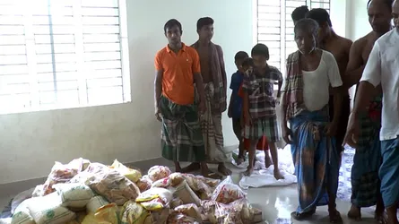ঝালকাঠিতে ঘূর্ণিঝড় ফণীর প্রভাবে ক্ষতিগ্রস্তদের ত্রাণ লুটপাটের অভিযোগ