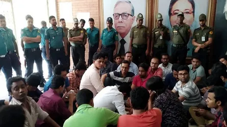 বিএসএমএমইউ ভিসির পদত্যাগ দাবীতে বিক্ষোভ