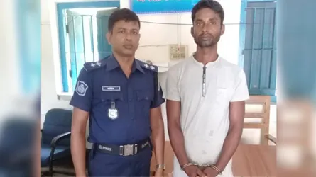 স্বামী বাড়িতে না থাকার সুযোগে গৃহবধূকে ধর্ষণ চেষ্টা : পিতা-পুত্র আটক